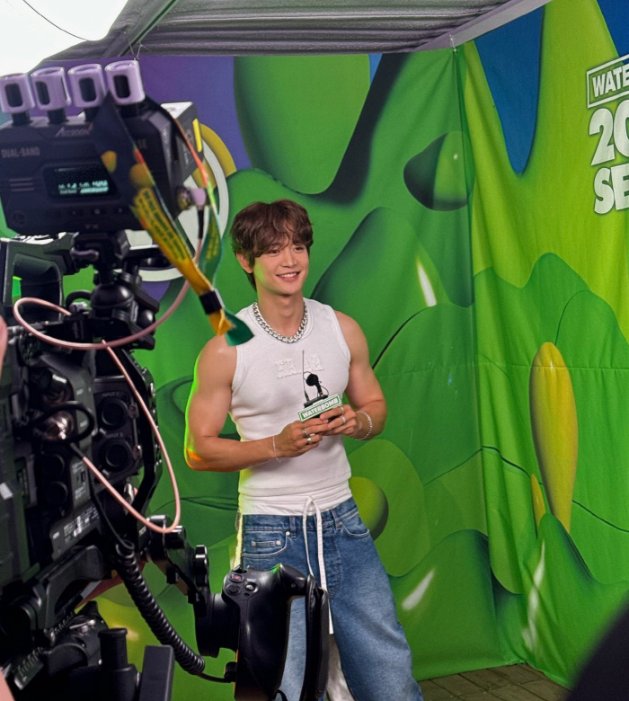  SHINee MINHO's cute face and a sleeveless top revealed his arm muscles