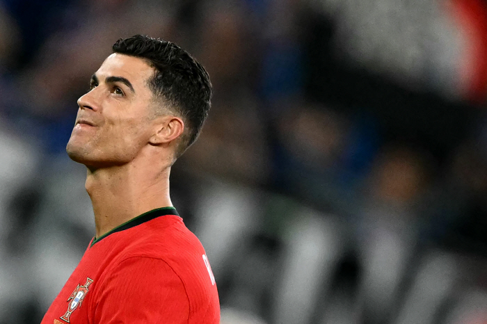 'Trying hard to hold back the bursting tears...'Beyond the bullseye 'Euro main player  strong performance'→'It's ridiculous' Ronaldo's ending differently