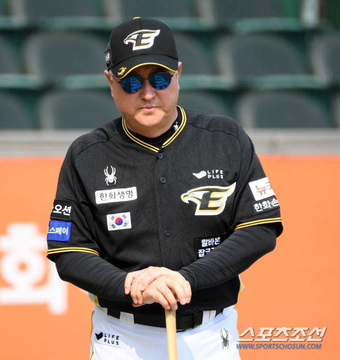 'I want to look strong' He ran even after being hit by the knee, but the 4th batter was missing from the 'coach team reorganization' The sudden attack on Hanwha, '145m super-large gun → 7G consecutive hits'