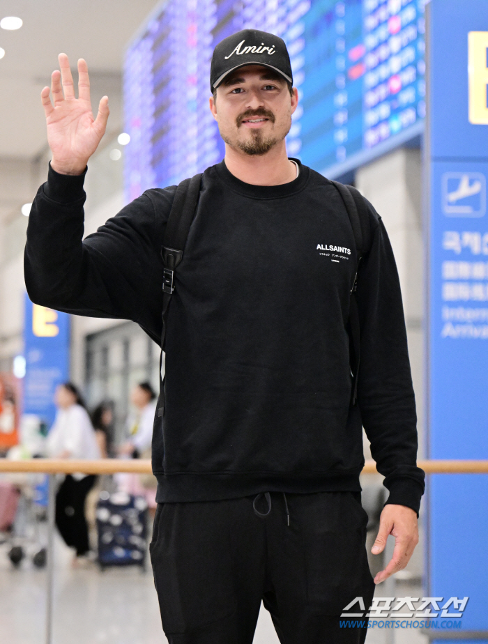 'I'm here to win.' Put it in right now. Okay!' Doosan's new foreign pitcher Jordan Balazovic's bold entry into the country 