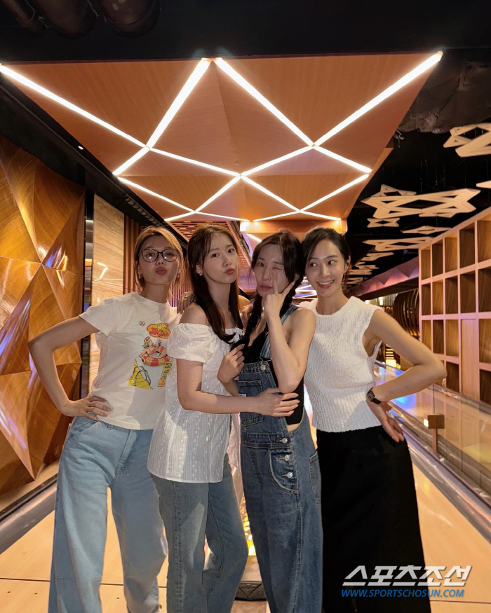  Eternal Girls' Generation! Yoona, take a picture with Soshi members. 'It's been a long time'