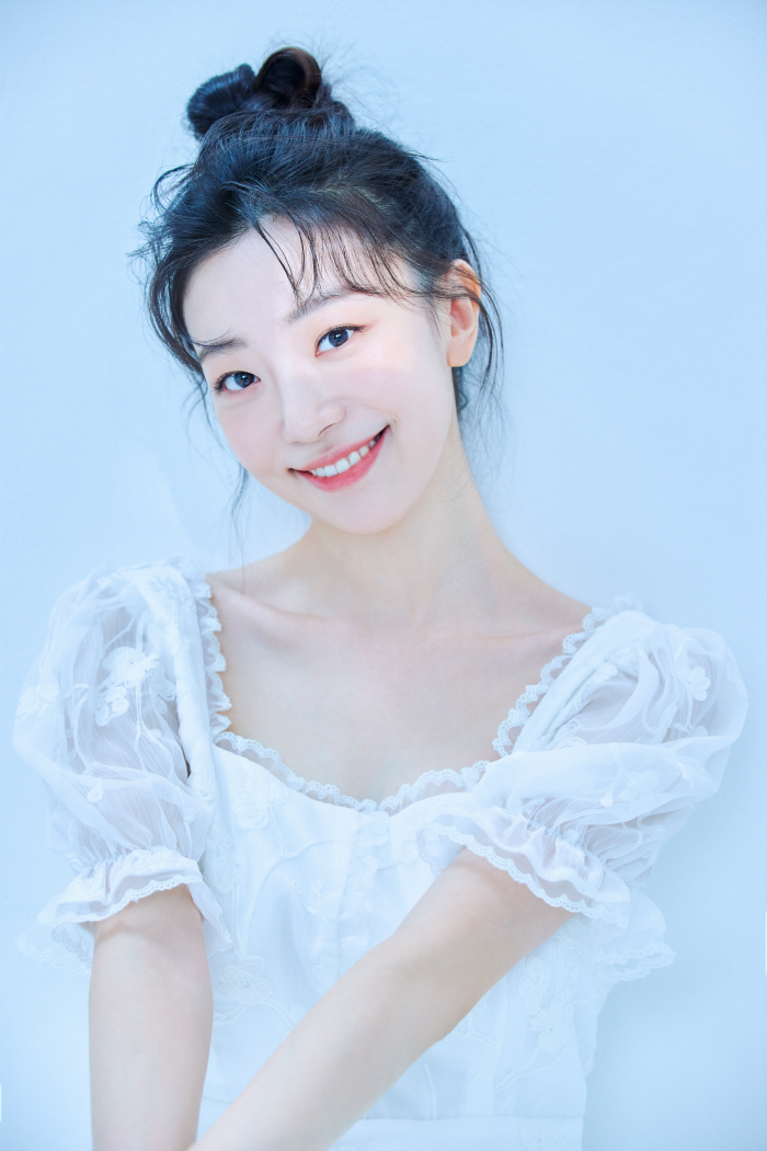  Jisoo-min, a pine tree native, signed an exclusive contract for Davui & M 