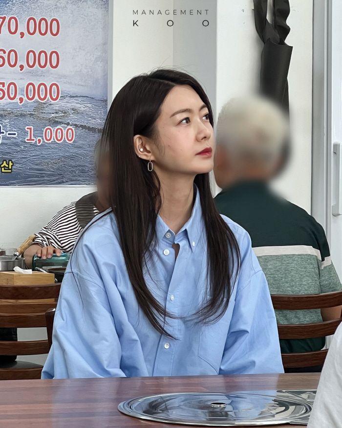 Agent Lee, who would believe you as a mother of three siblings...He's getting younger. 'Visual'