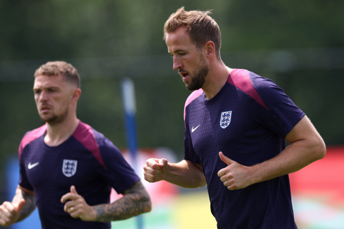 'It's like England's Ronaldo'→'Kane kills the team!'...Tottenham senior's vitriol bomb, and even claims that he was excluded from the starting lineup.'