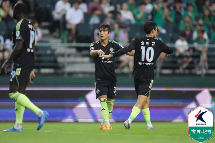  'Kim Doo Hyun finally wins his debut game!'' Thiago escaped Jeju 2-1 in last place thanks to goals in four consecutive games