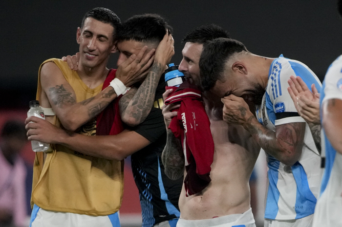 ''Retirement' Di Maria's hot tears'I gave my life for Argentina'