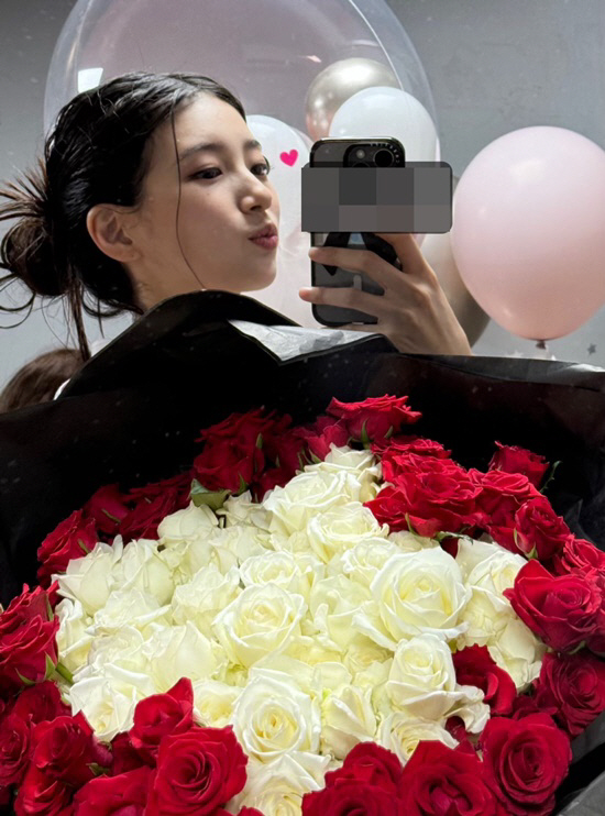 Suzy, what if you're prettier than flowers..Innocent beauty in full bloom