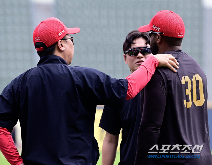 When I see Choi Hyung-woo and Kim Do-young, I can't help but smile. A flower blooming on director Lee Bum-ho's face on the ground. 