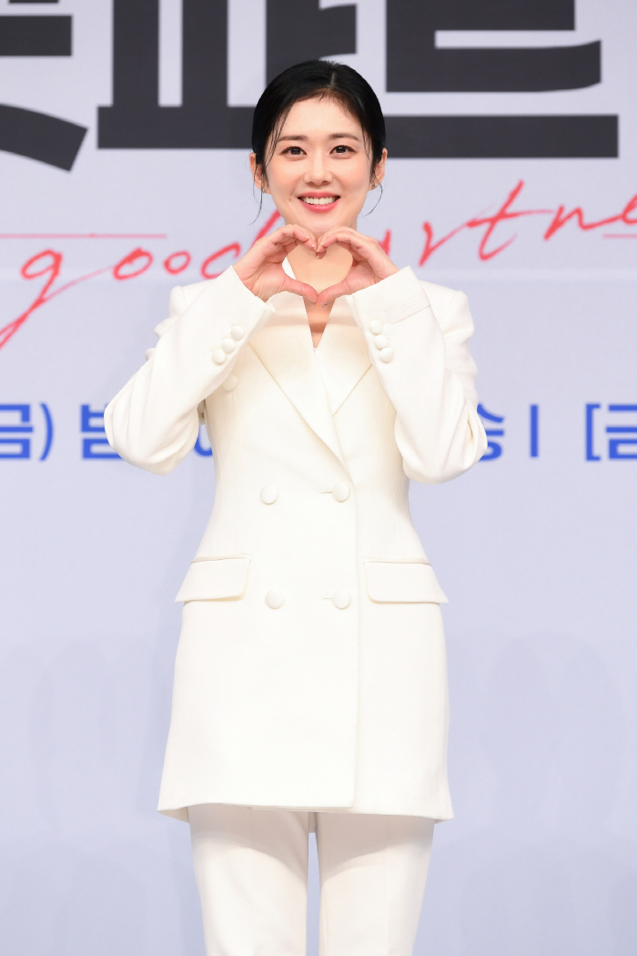 Why did Jang Na-ra shout 'Long live SBS' at the production presentation?