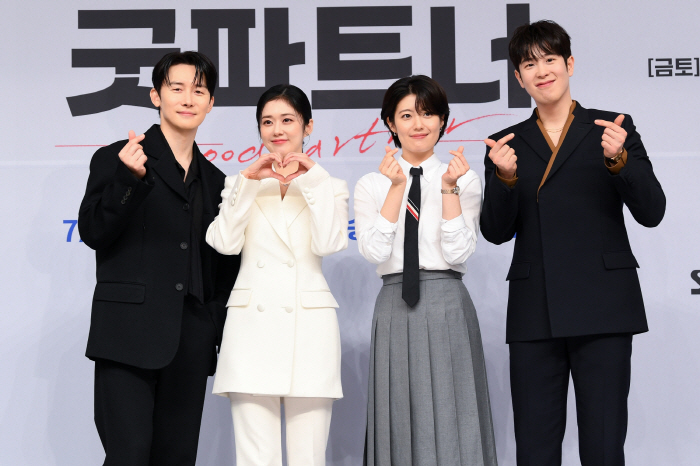 Why did Jang Na-ra shout 'Long live SBS' at the production presentation?