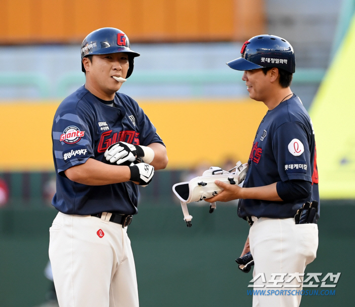 'You have to repay the director's trust' Main third baseman → 2 hits and 2 RBIs, 37-year-old veteran's active side-by-side performance 
