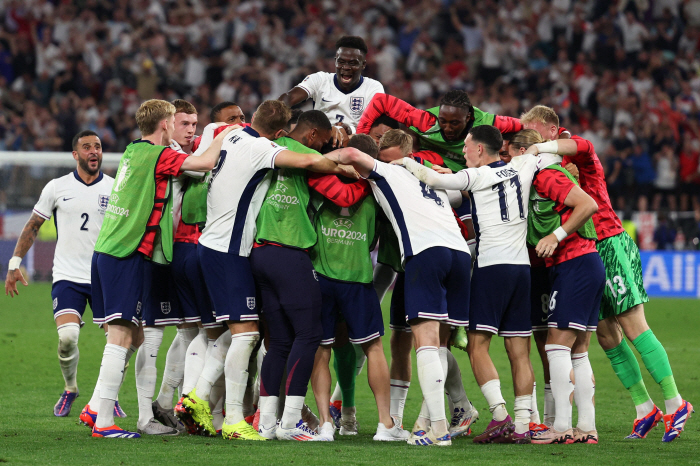 England come from behind to win 2-1 over the Netherlands...2 consecutive times 1st round of overseas major tournaments