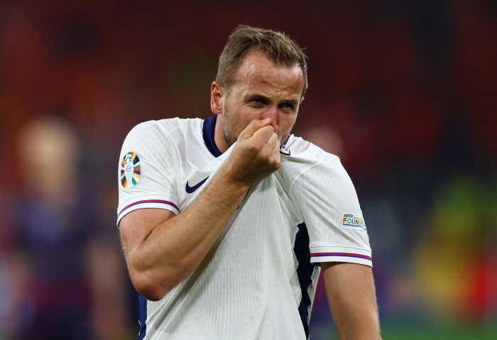 England come from behind to win 2-1 over the Netherlands...2 consecutive times 1st round of overseas major tournaments