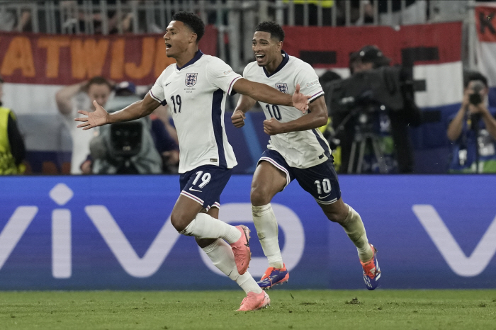 England come from behind to win 2-1 over the Netherlands...2 consecutive times 1st round of overseas major tournaments