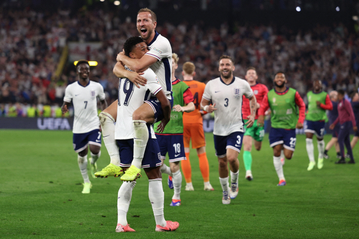 England come from behind to win 2-1 over the Netherlands...2 consecutive times 1st round of overseas major tournaments