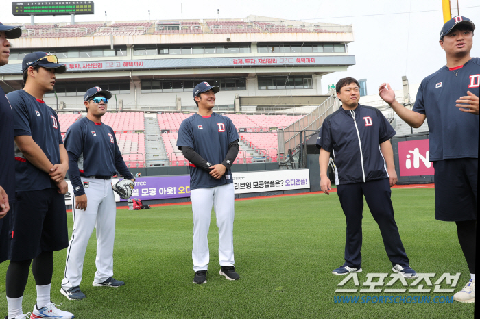 'For Doosan!' Shirakawa Becomes a Bear, Meets with Team for the First Time 