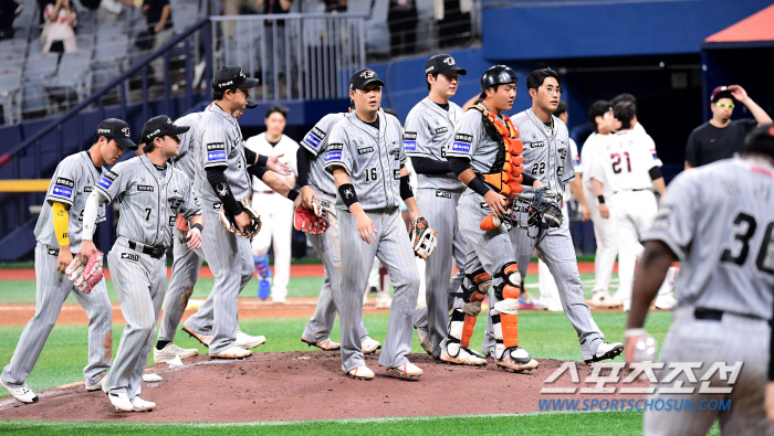 Hanwha avoided a fall in last place, but to go to fall baseball...You have to add detail