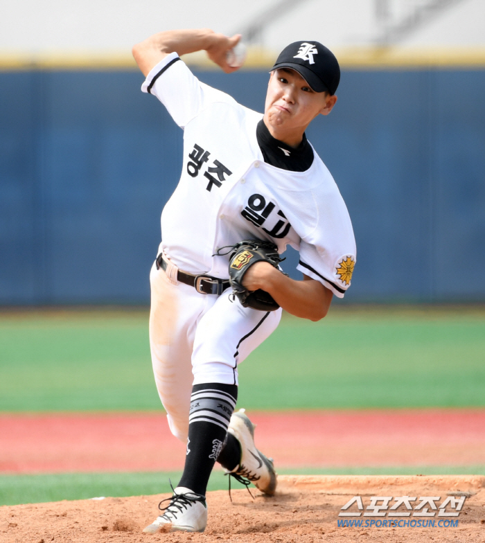 'Kim Tae-hyun-Kim Sung-joon Relay Good Tertility' Gwangju Il High School defeated Ansan High School to advance to the quarterfinals of Cheongryonggi 