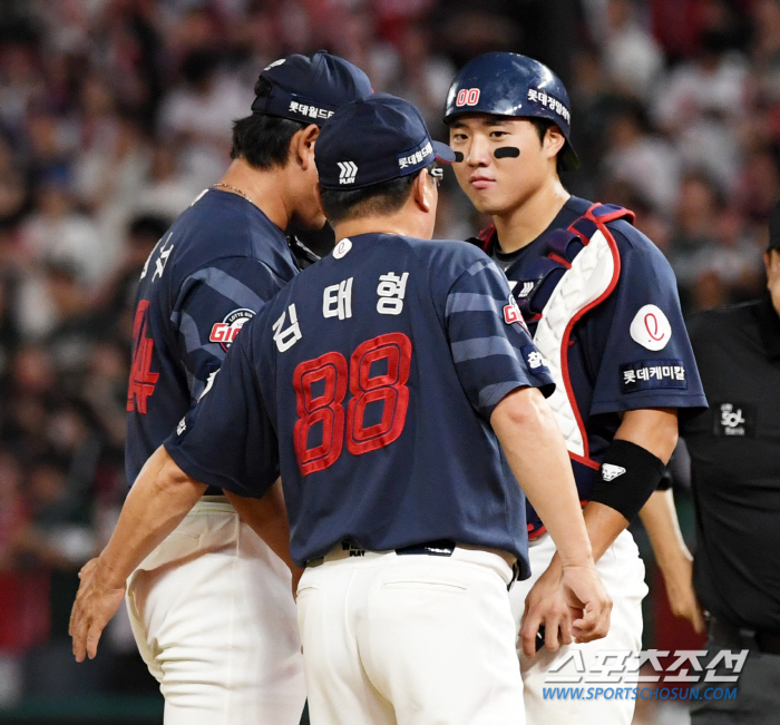 Manager Kim Tae-hyung visited the mound in person and tapped Kim Sang-soo's buttocks in the eighth inning, which was like a nightmare...'You're doing a lot of work.'