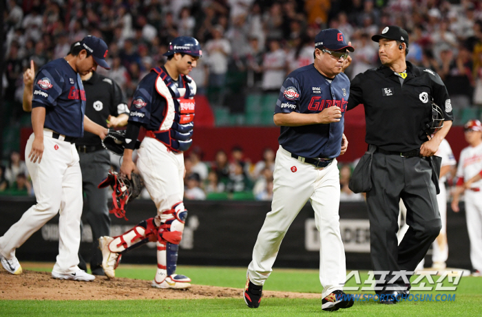 Manager Kim Tae-hyung visited the mound in person and tapped Kim Sang-soo's buttocks in the eighth inning, which was like a nightmare...'You're doing a lot of work.'