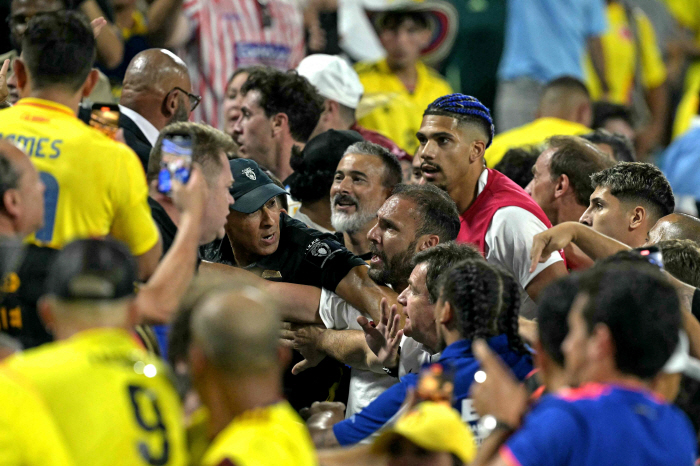 Never before in Copa history 'Audience vs Players' Scuffles →'Drunken fans attacked the players' families!', There's no police. There's no claim