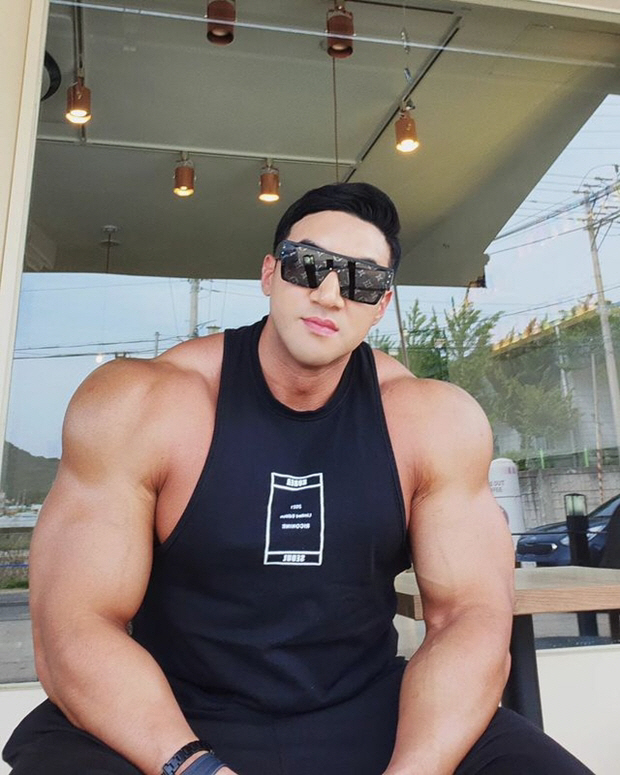  'Price 20 times of girlfriend's face with fist''Jingman'Hwang Chul-soon is imprisoned for 1 year → Court arrest.'