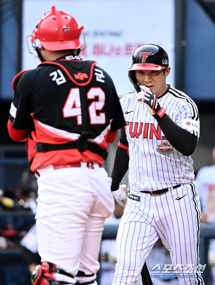 'You're welcome back, but...' Kim Tae-gun, who reached out to Oh Ji-hwan first, is glad to see him for a while... The game was cold