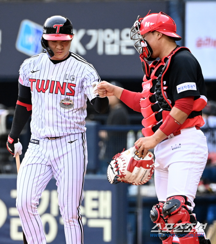 'You're welcome back, but...' Kim Tae-gun, who reached out to Oh Ji-hwan first, is glad to see him for a while... The game was cold