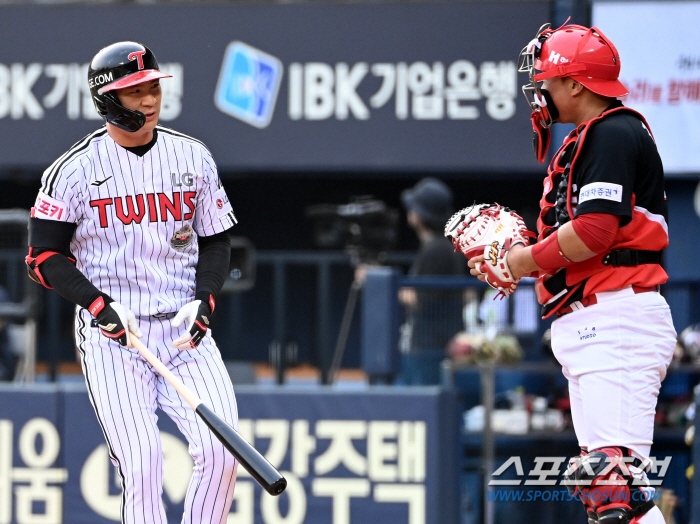'You're welcome back, but...' Kim Tae-gun, who reached out to Oh Ji-hwan first, is glad to see him for a while... The game was cold