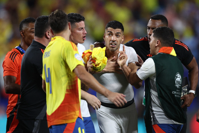 'Resurrection of the nuclear tooth'. Uruguay Nunes  Colombia fan clash. There was Luis Suarez in the dark