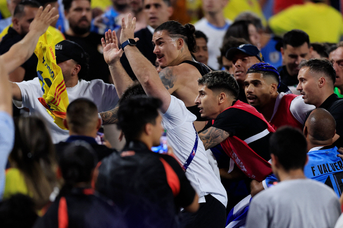 'Resurrection of the nuclear tooth'. Uruguay Nunes  Colombia fan clash. There was Luis Suarez in the dark