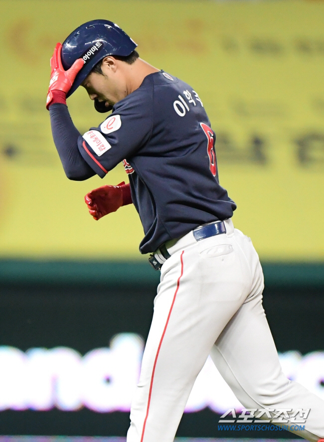 'This is why baseball is so difficult' Shocking 9th inning home baserunner...Was it Lotte's irrationality or KT's good defense