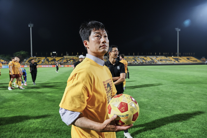 Coach Lee Jung-hyo said, 'I hope many commemorative gifts will be sold to help the club.'