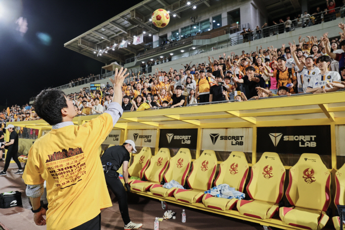 Coach Lee Jung-hyo said, 'I hope many commemorative gifts will be sold to help the club.'