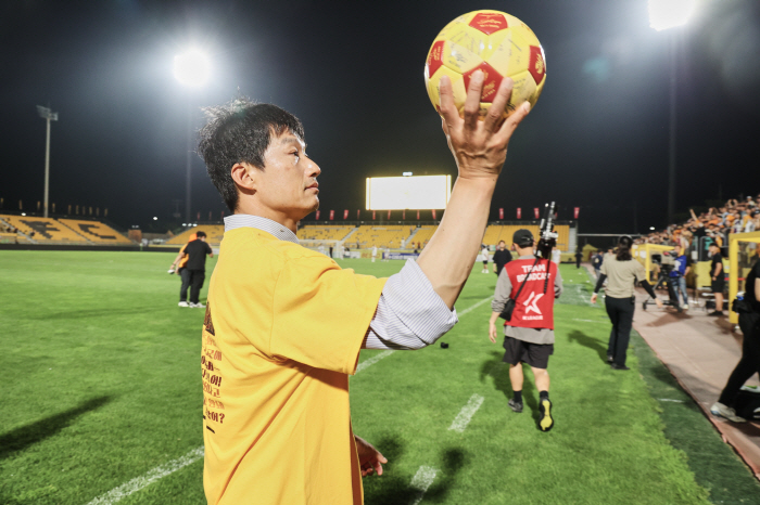 Coach Lee Jung-hyo said, 'I hope many commemorative gifts will be sold to help the club.'