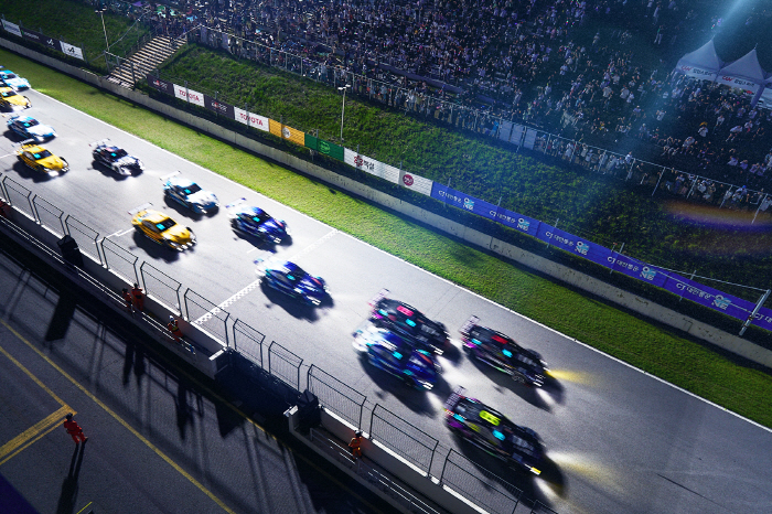 Super race, which attracted the largest number of 30,000 people ever, enjoyed the summer night motorsport festival!