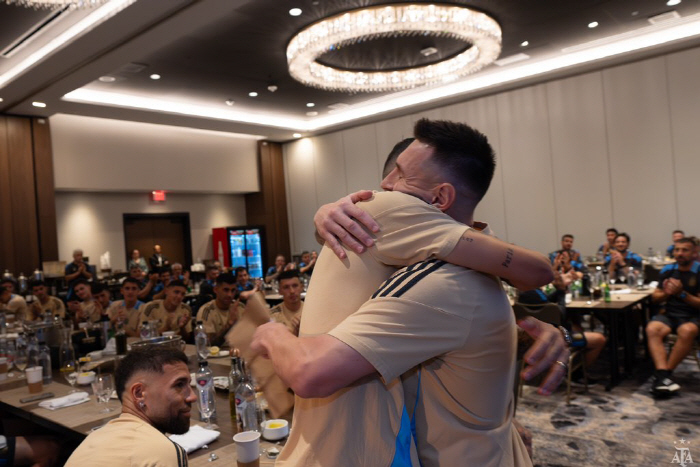 'Thank you, Piedo' Retiring Di Maria Gifts Special Uniform No. 11 Gift Messi and Hot Hugs