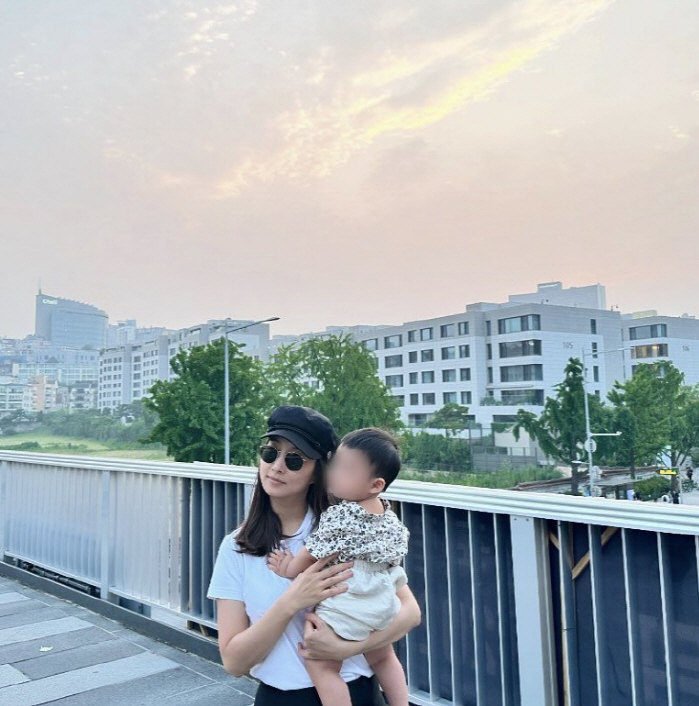 ''42-year-old childbirth' Lee In-hye is 8 months old. 'I don't have time to decorate it, but..I'm happy to be with you'