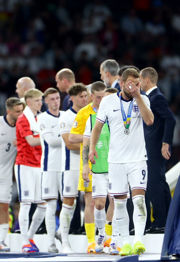 'Am I not a military officer again?' Frustrated with frustration...英 Harry Kane, bench → Frustrated at the awards ceremony '4 points'Worst performance