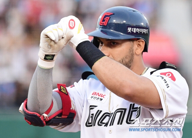 First on-base in his rookie career → Reyes Finishing Manrupo Lotte, 'First QS of the Second Half' beat Doosan 'Securing 2 consecutive wins & Winning Series'