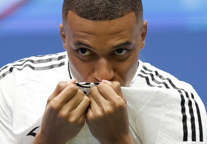 'Is it that good?' At Real's joining ceremony 'Emblem kiss perfect Spanish speech'...Mbappe, in front of 80,000 people 'I'm a happy boy'