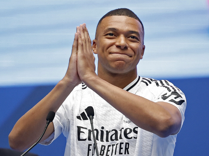 'Is it that good?' At Real's joining ceremony 'Emblem kiss perfect Spanish speech'...Mbappe, in front of 80,000 people 'I'm a happy boy'