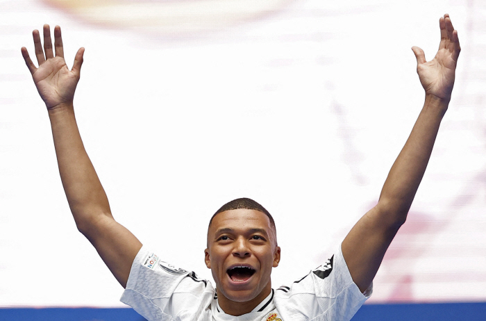 'Is it that good?' At Real's joining ceremony 'Emblem kiss perfect Spanish speech'...Mbappe, in front of 80,000 people 'I'm a happy boy'