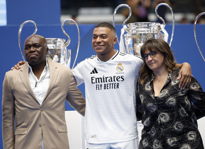 'Is it that good?' At Real's joining ceremony 'Emblem kiss perfect Spanish speech'...Mbappe, in front of 80,000 people 'I'm a happy boy'