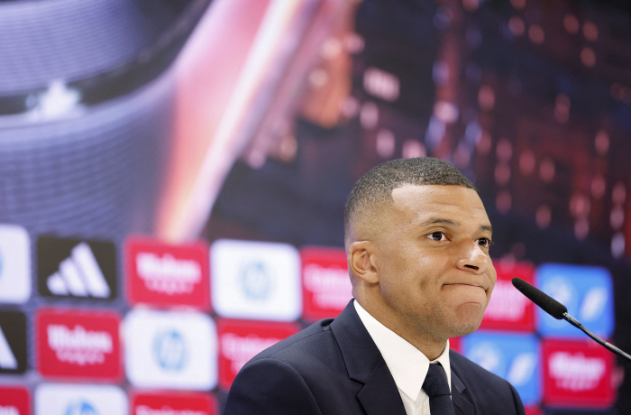 'Is it that good?' At Real's joining ceremony 'Emblem kiss perfect Spanish speech'...Mbappe, in front of 80,000 people 'I'm a happy boy'
