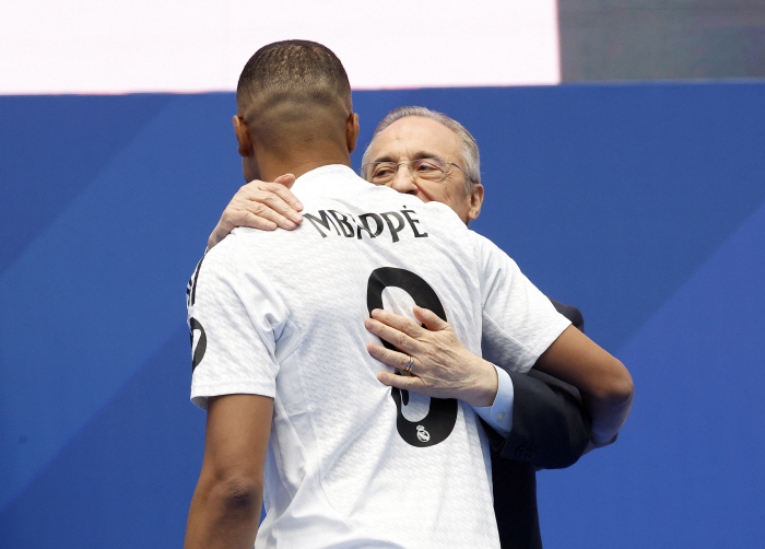 'Is it that good?' At Real's joining ceremony 'Emblem kiss perfect Spanish speech'...Mbappe, in front of 80,000 people 'I'm a happy boy'