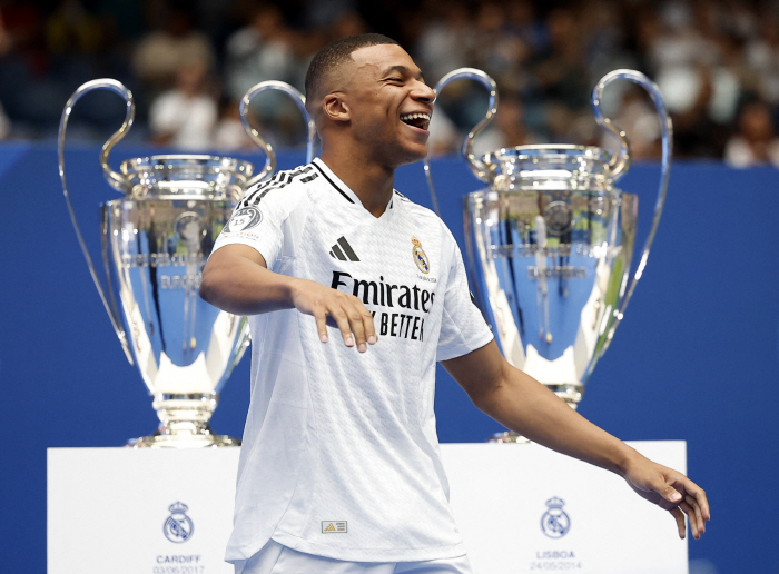 'Is it that good?' At Real's joining ceremony 'Emblem kiss perfect Spanish speech'...Mbappe, in front of 80,000 people 'I'm a happy boy'