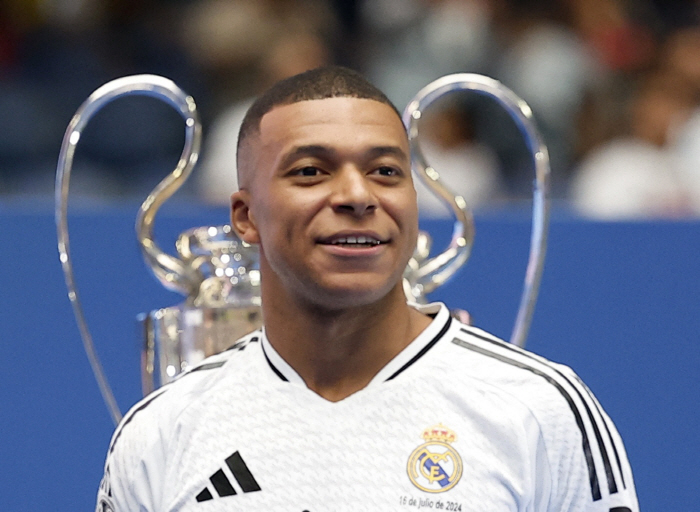 'Is it that good?' At Real's joining ceremony 'Emblem kiss perfect Spanish speech'...Mbappe, in front of 80,000 people 'I'm a happy boy'