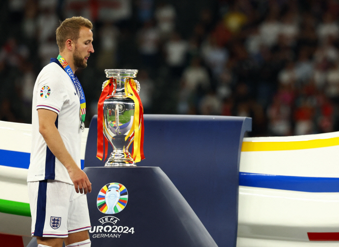 It's useless to cheer for SON. →'Again! Kane, who bowed his head, proved himself as a professional '0 goals in the final'→'Unrelated curse  new chest'