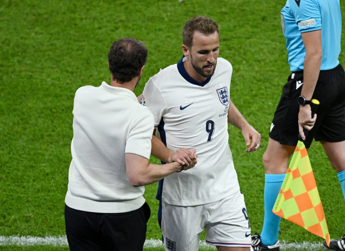 It's useless to cheer for SON. →'Again! Kane, who bowed his head, proved himself as a professional '0 goals in the final'→'Unrelated curse  new chest'